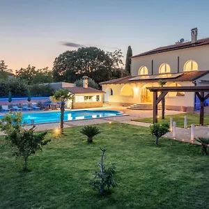 Gasthof Via Flavia With Common Pool, Labinci