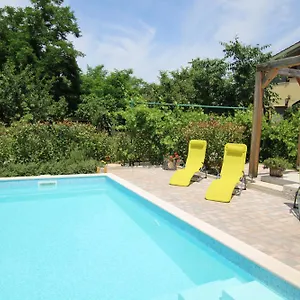 Apartment Garden, Labinci